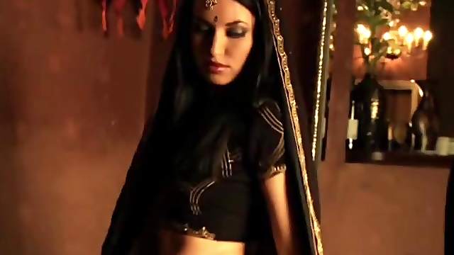 Teasing Dance From Indian MILF And Shows Her Body