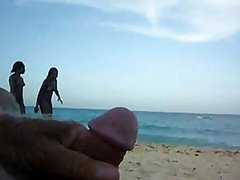 Hombre Masturbándose En La Playa