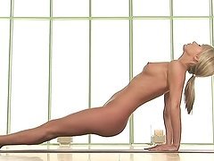 Nude blonde Sara Underwood poses for the cam while taking exercises