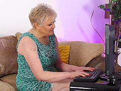 Solo older bolder enjoys while pleasuring her cunt - Amanda