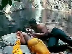 Las películas Indias también contienen un poco de acción sexual con linduras