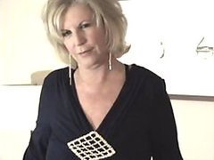 Abuela caliente rubia es cojida y se traga todo el semen espeso - Video porno POV