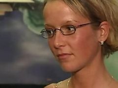 Lesbianas super cachondas son cojidas en una fiesta salvaje Alemana