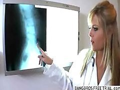 Doctora mama a un paciente