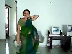Linda bailarina India se pone tan caliente con este hombre