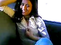 Video casero con una chica India siendo toqueteada