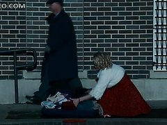 Stunning Jessica Simpson Having Trouble With Her Clothes