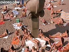 Jóvenes europeas Edita Deveroux y Petra Tomankova tomando sol sin top