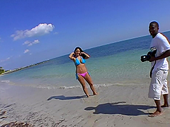 Sexo en la playa con una morocha encantadora