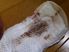 Hombre con fetiches se masturba y acaba en una servilleta usada