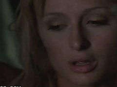 Putita Paris Hilton poniéndose cachonda con un hombre negro en el auto