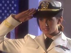 Una chica sexy militar necesita chupar y cojer para llegar a la cima