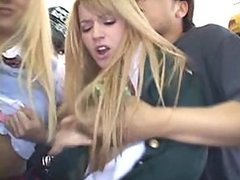 Colegialas cachondas Lexi Belle y Carla Cox siendo cojida en un autobus público