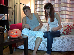 Russian amateurs strip off their jeans and fuck on the couch
