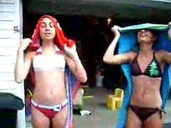 Adolescentes Turcas en bikini poniéndose sus turbantes