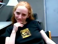 Выполнить анальный фистинг самой себе рыжей шалаве было не сложнее чем минет
