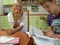Linda adolescente hace los deberes con su compañero de clase