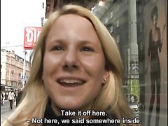 Rubia Europea tetona da una mamada en un video POV