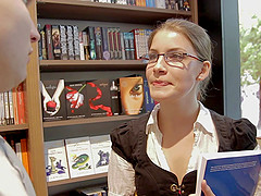 Кокетливая простушка в очках очень любит заниматься сексом по-собачьи