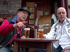 Шлюха в чулках бурно трахается со стариком в одном из баров Амстердама