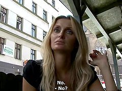 MILF rubia muestra sus habilidades de chupar en este video caliente POV