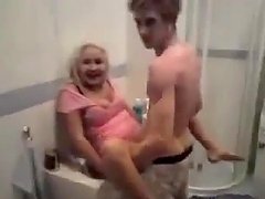 Puta fiestera deja que sus amigas miren
