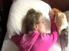 Чел не мог дожидаться пробуждения своей подружки и решил отыметь её во сне