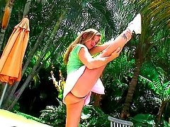 Sexo Hardcore Con Una Chica Atractiva Al Lado De La Piscina