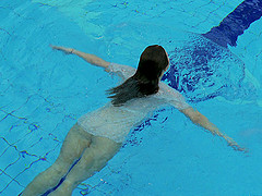 Beautiful Katy reveals her perfect buttocks in the pool
