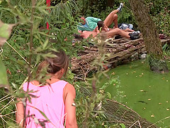 Natural babe lets her new buddies bang her on the local river