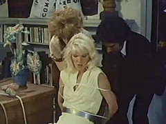 Stunning blonde sex queen seduces a lucky fellow for a fuck