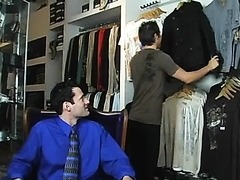 Evan se pone travieso cuando va de compras con su novio gay