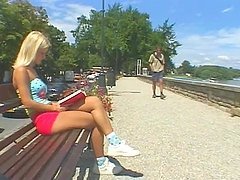 A esta rubia despampanante le gusta que le den bien duro al aire libre