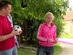 Sporty blonde teen babe Elvira gets cum after a workout in the park