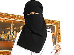 Linda exótica es cojida y después se toma la leche caliente en una copa