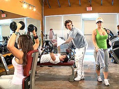 MILF rubia es cojida por su compañero de gimnasio