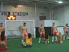 Chicas futbolistas se desnudan y tienen una orgía