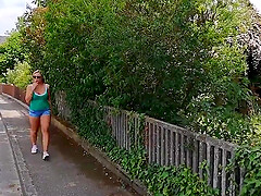 Rauchernutte public nudity melkt Schwanz am Ortseingang!
