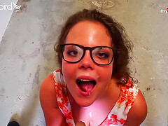 PAWG teen met the new tenant in their storage room and seduced him