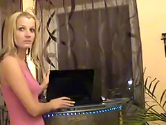 Hausfrau housewife hebt den anal Gerichtsvollzieher